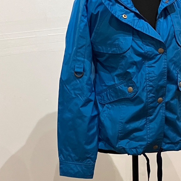 Pink envelopes, Crillion, blue windbreaker jacket - Picture 8 of 15